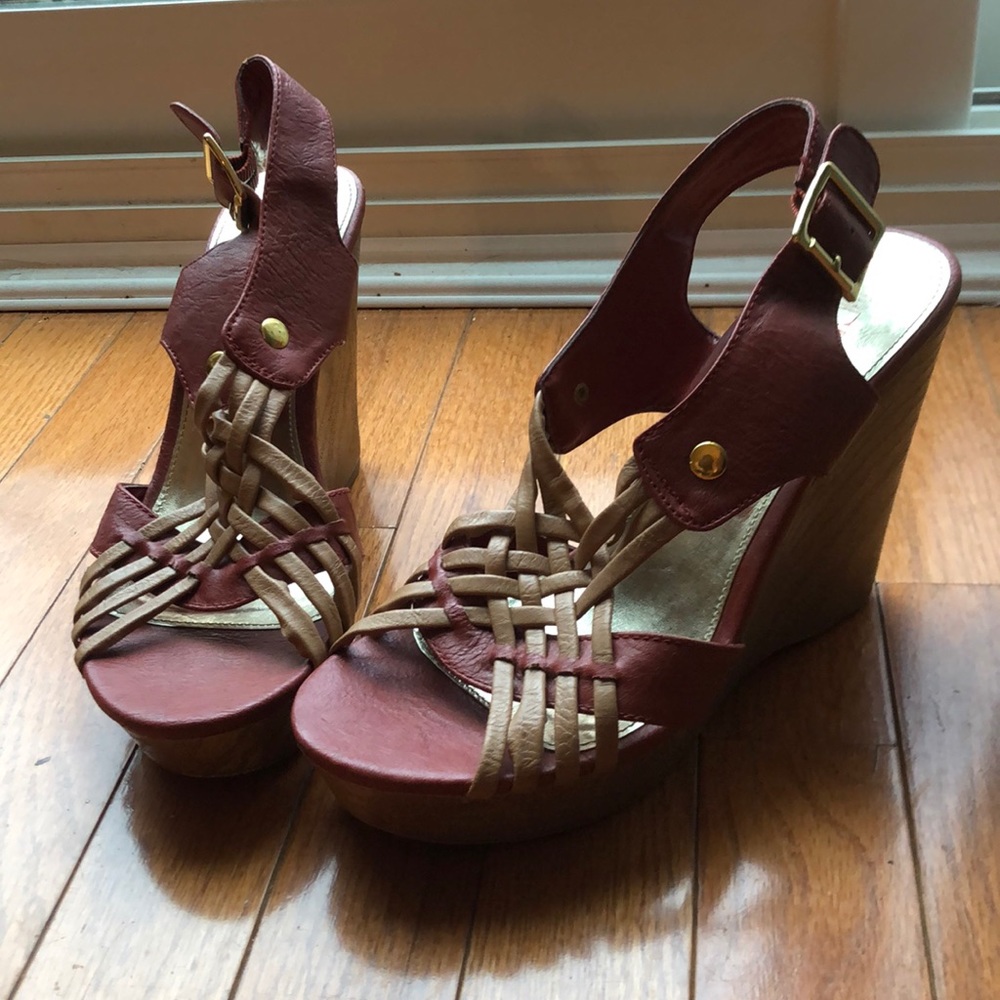 Red and tan wedges